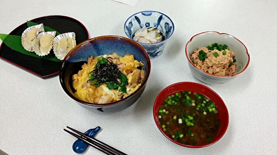 お料理教室

･親子丼
･かぶのゆかり漬け
･真たらの子和え
･生のりのお味噌汁
･うぐいすもち|ちほさん