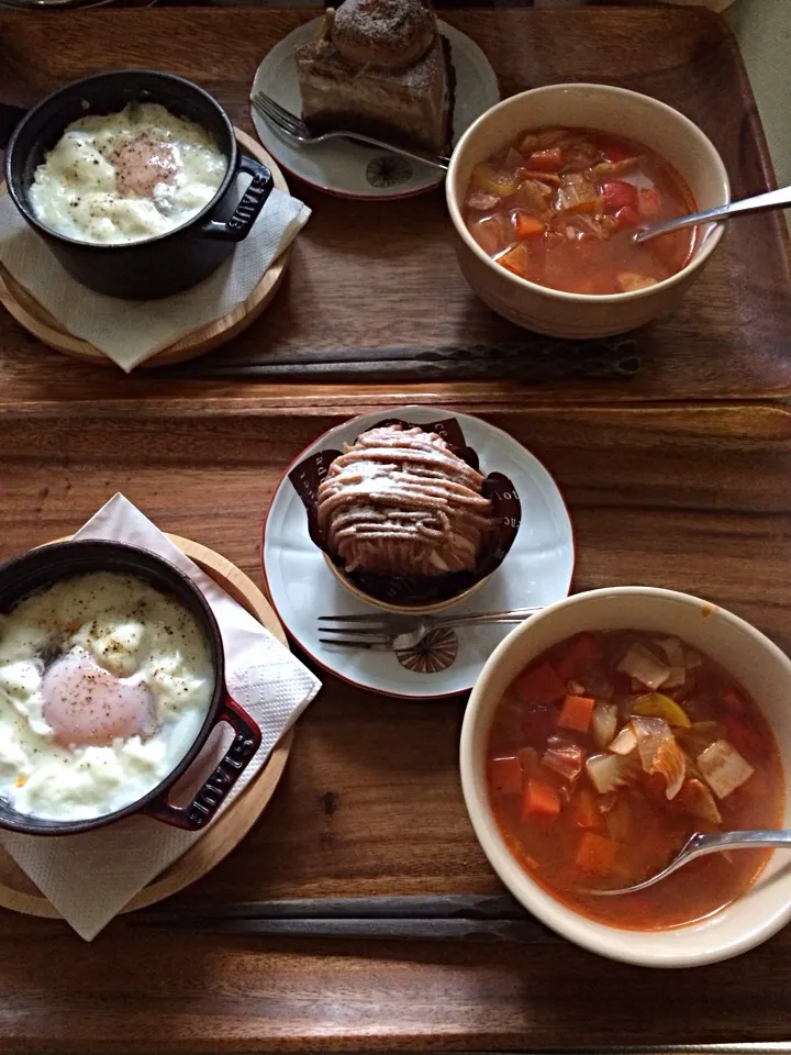 Snapdishの料理写真:モンブラン/チョコレートとクルミのケーキ、卵とほうれん草のココット、ミネストローネ|charさん