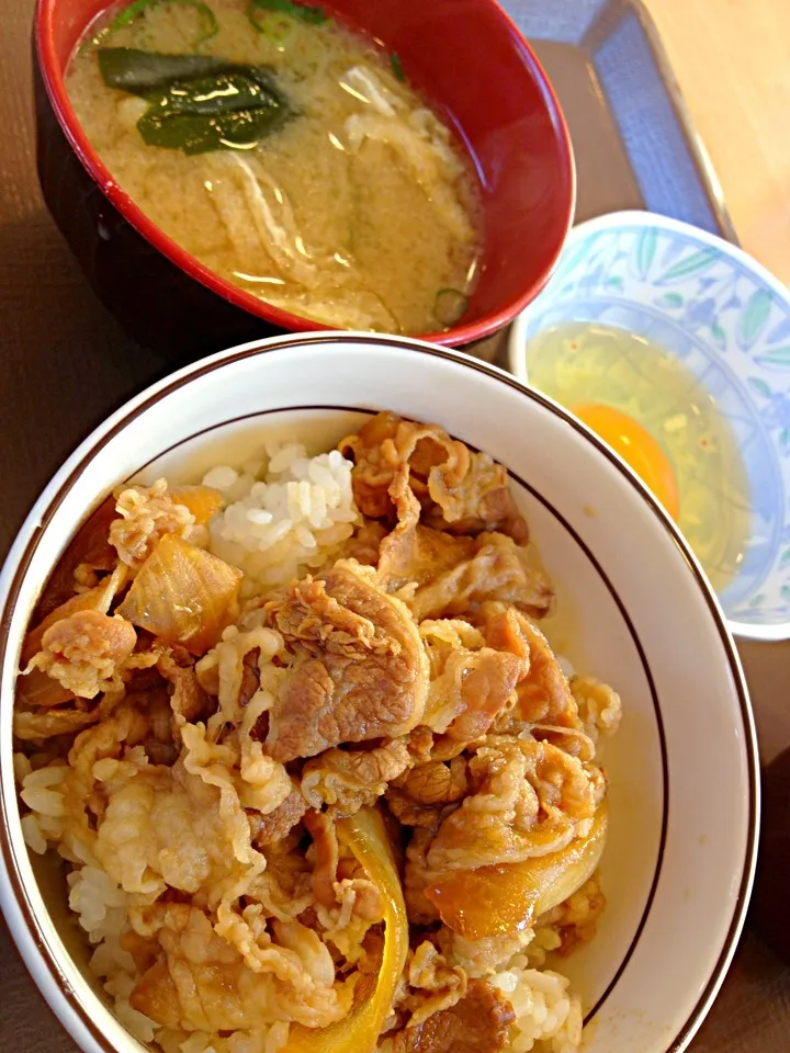 まぜのっけごはん朝食にしようかとおもったが、やはり牛丼ミニと卵セットに。同じ３００円なり(^ ^)|ハルさん