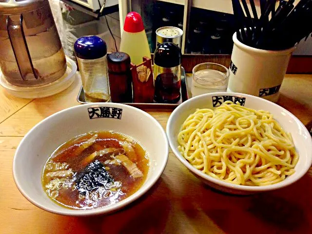 中野の大勝軒。
元祖つけ麺580円は、大勝軒の中ではかなりサッパリとした醤油味です。|東京ライオンズさん