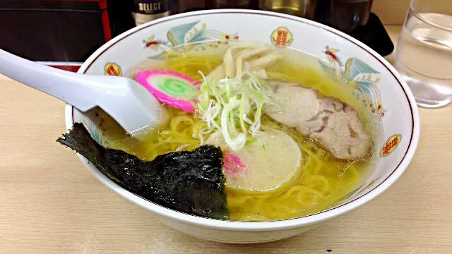 札幌・ススキノの酔っ払いたちが締めに集う、『信月』の塩ラーメン。
酒を呑んだ後の締めに食べるなら、オススメの濃い味の塩ラーメンですよ。|東京ライオンズさん