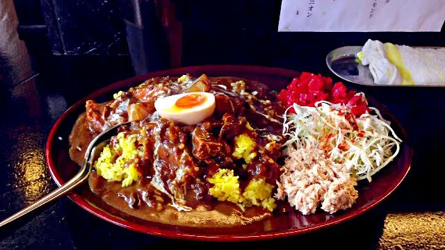 『カレーは飲み物』の黒いカレー、大で790円。
好きなトッピングを3つまで選べるのが嬉しいカレー専門店です。|東京ライオンズさん