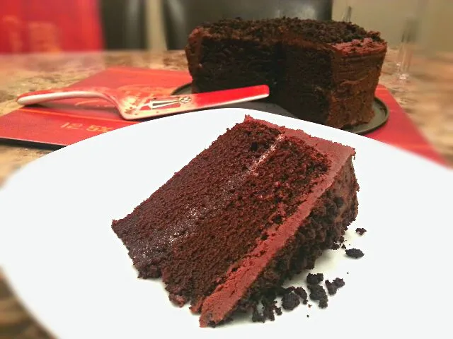 Chocolate Cake with Cookies and Cream Filling and Chocolate Buttercream (cake crumb garnish)|S Theoさん