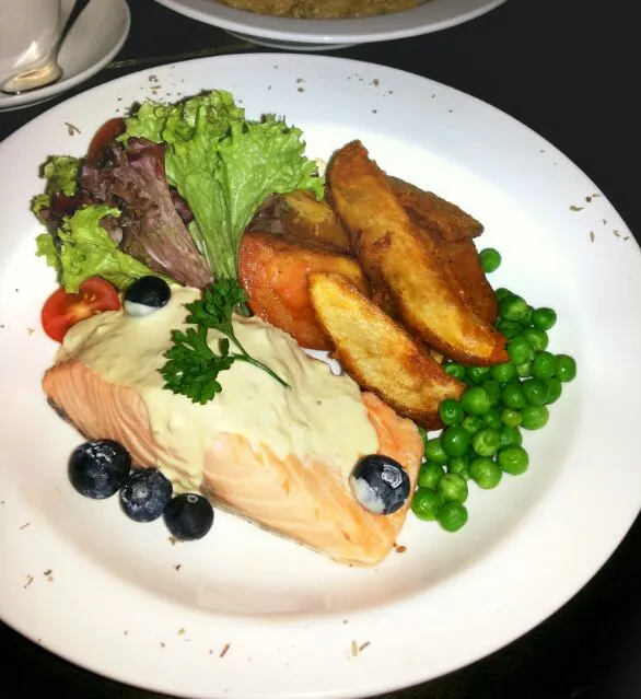 Poached salmon with lemon butter sauce|m!ckongさん