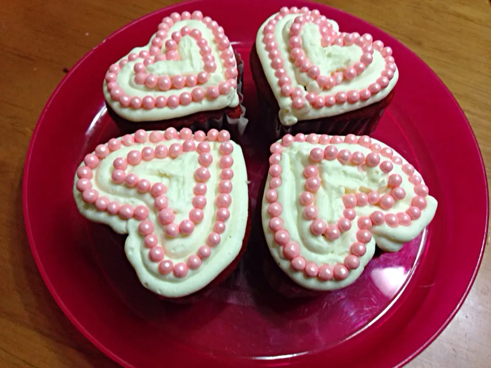 Red velvet heart cupcakes|natasharavindranさん