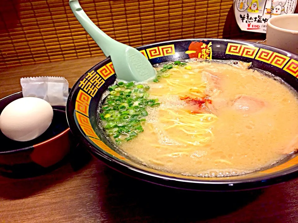 Snapdishの料理写真:一蘭ラーメン♡オプションで半熟ゆで卵♡|ちょりーぬさん