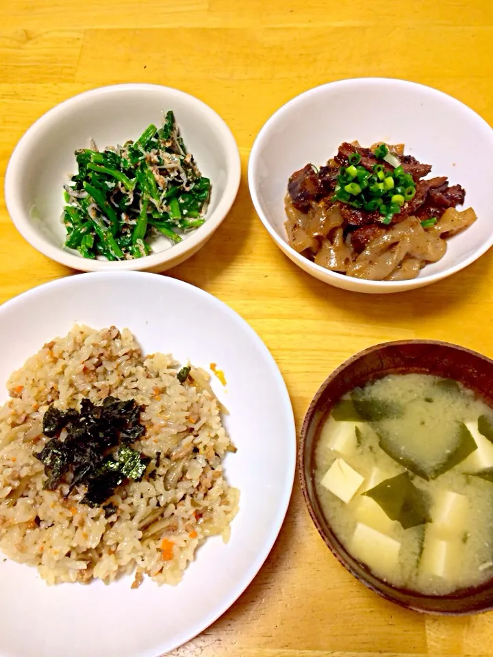 牛蒡と豚ひき肉の炊込みごはん、鰯の蒲焼缶と蒟蒻の炒め、ほうれん草とジャコの和え物|しおんさん