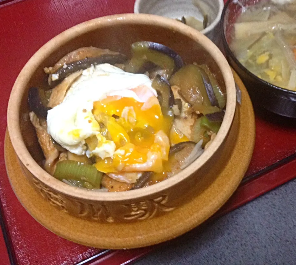 単身晩ごはん  鶏胸肉と茄子のスタミナ丼 野菜スープ 大根浅漬け|ぽんたさん