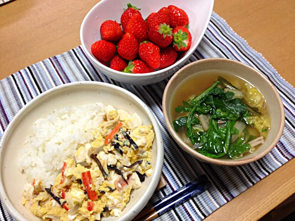 Snapdishの料理写真:豆腐と卵の中華風丼、春菊のスープ、イチゴ|ねむねこさん