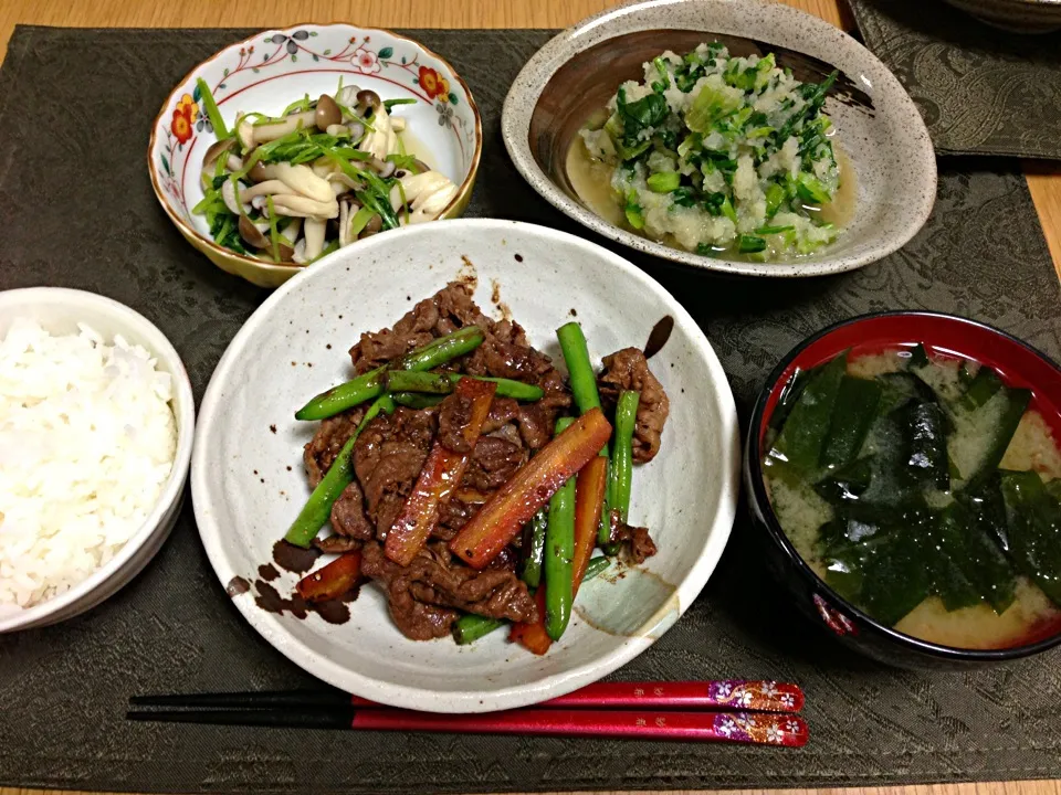 牛肉ニンニク醤油炒め、菊菜のみぞれ和え、三つ葉としめじのお浸し、お味噌汁。と、厚揚げ焼き中。|Angie44さん