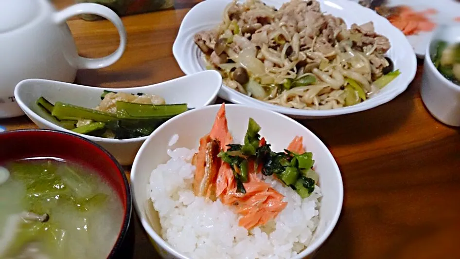 おみ漬け＆鮭のお茶漬け、豚肉ときのこの甘辛炒め、白菜ときのこのお味噌汁など|みんさん