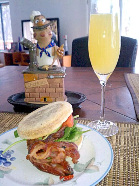 smoked cured porkbelly with avocado, tomato & spinach sandwich & mimosa.|Jiraphon Gさん