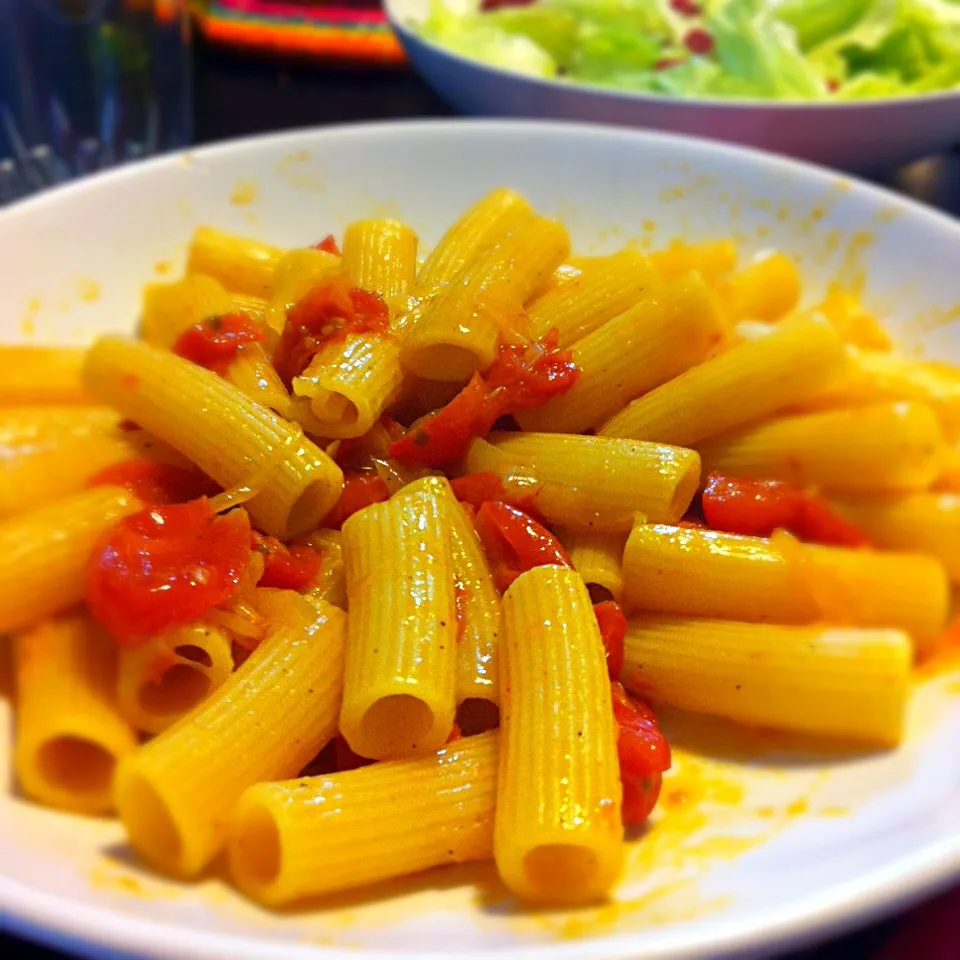 Rigatoni pasta with cherry tomatoes|Stefan Labuschagneさん