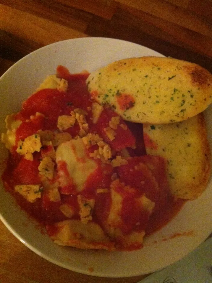 Ravioli in a tomato garlic and basil sauce with crumbled fiery chilli cheese and garlic bread|Emma Proe Was Duncalfさん