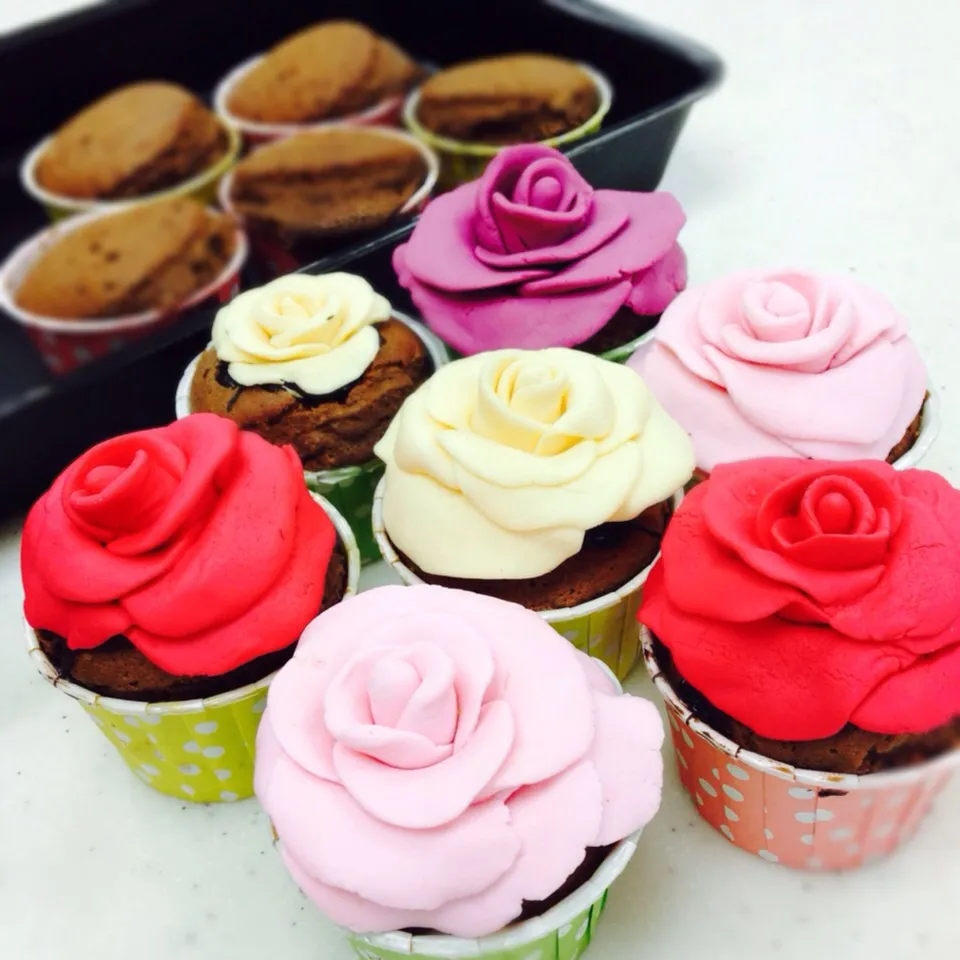 Rose cupcake:Happy Valentine's Day❤️🌹🌹🍰|PeonyYanさん