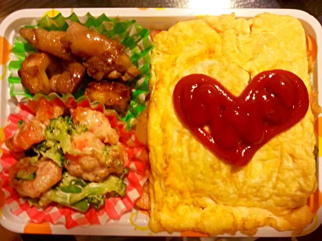 オムライスとえびまよブロッコリーと鶏とちくわの甘辛いののお弁当。|エリカさん