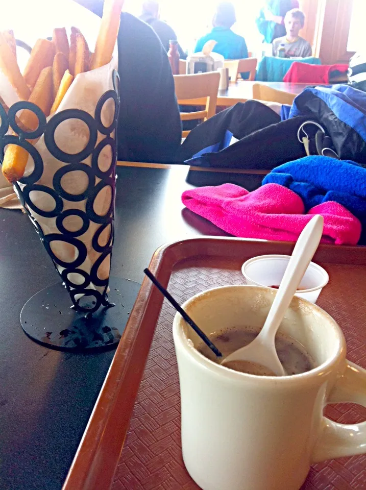 hot cocoa with fries and Mac and cheese|Whitney Kinnisonさん