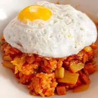 Snapdishの料理写真:kimchi bokk eum bap (kimchi fried rice)