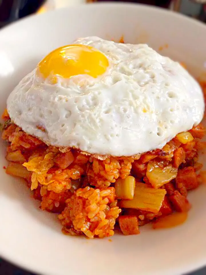 Snapdishの料理写真:kimchi bokk eum bap (kimchi fried rice)|agnes roさん