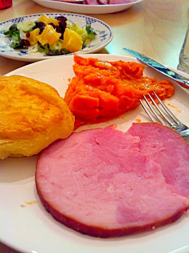 ham, sweet potatoes, roll, salad, peas, and cherry pie|Whitney Kinnisonさん