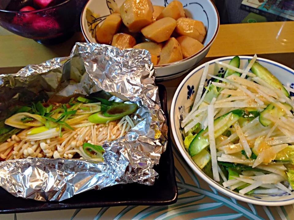 鮭のホイル焼き、サラダ、里芋の煮物     最近は、もっぱら和食です！！|Tomokoさん