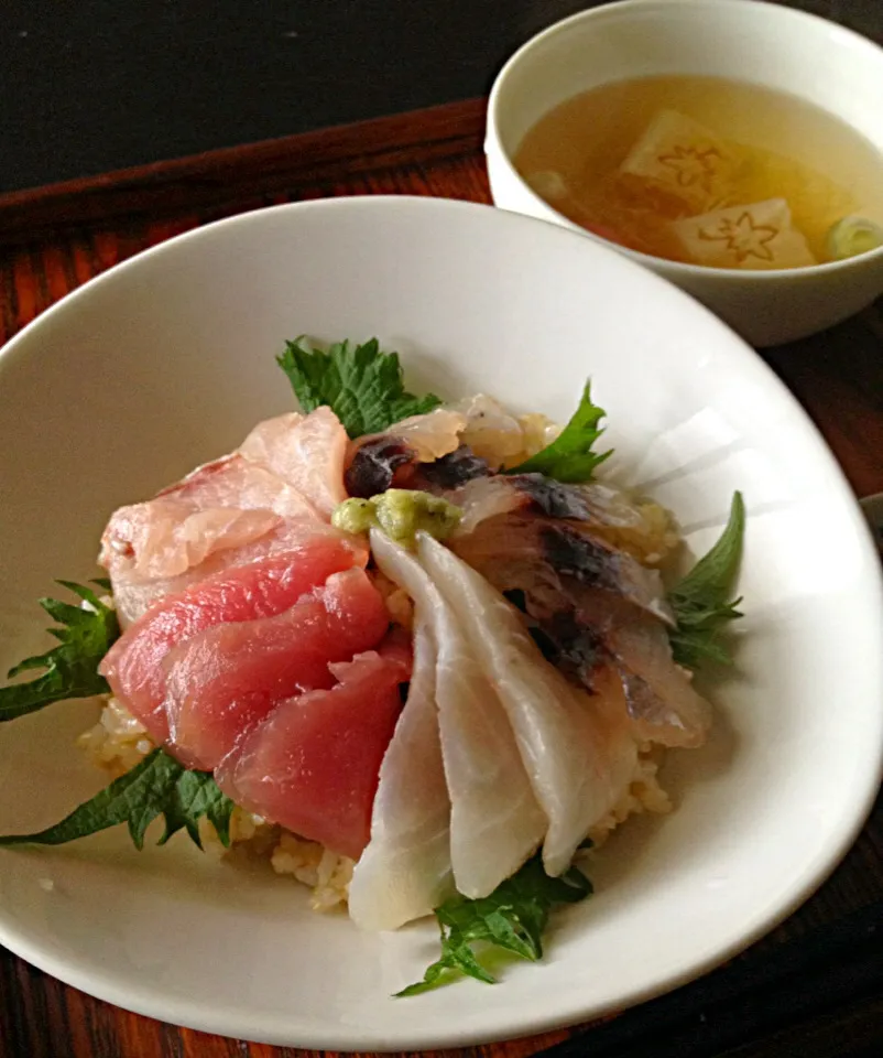 天然物の金目鯛、マグロ、カンパチ、トビウオで海鮮丼。湯葉のお吸い物。|マユマユさん