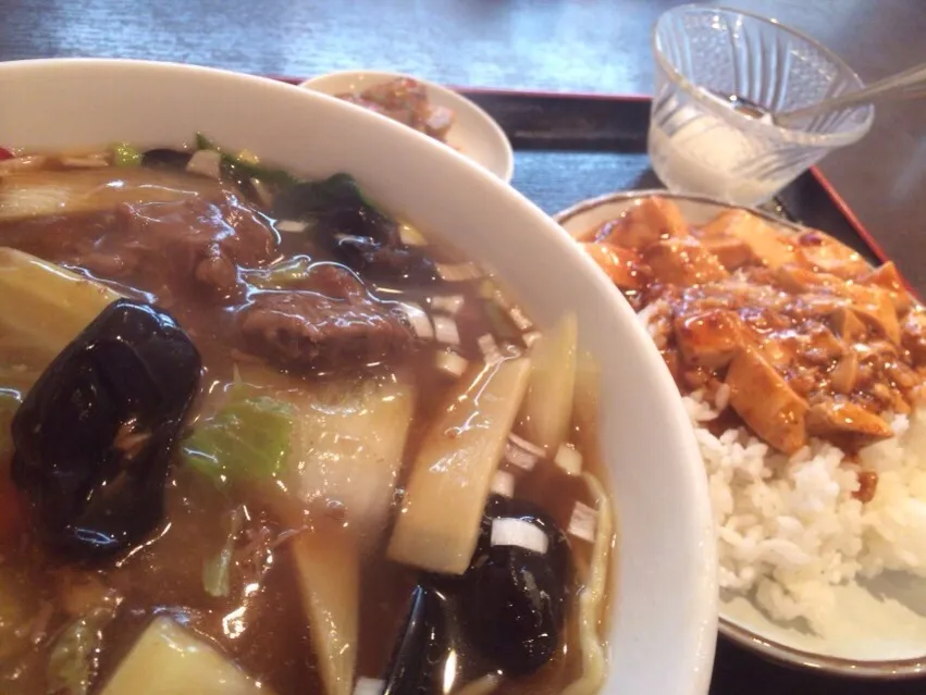 【日替定食】牛バララーメンと小麻婆豆腐丼を頂きました。|momongatomoさん