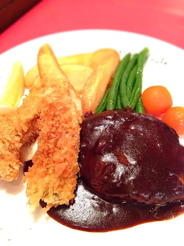 Snapdishの料理写真:牡蠣フライとハンバーグの盛合せ Breadcrumbed fried oyster and Hamburger steak|Funky Chefさん