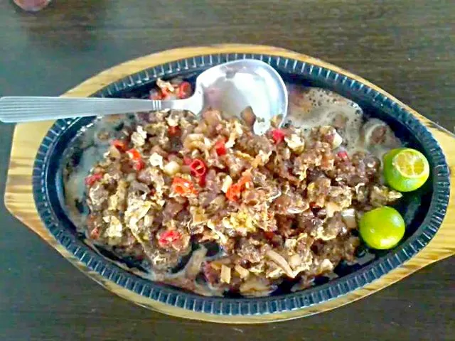 Pinoy Food:  Crunchy Pork ear blended with spices and chicken liver a must of Filipinos love this authentic dish "Pork Sisig'|Dan Alfred Garcia Madriagaさん