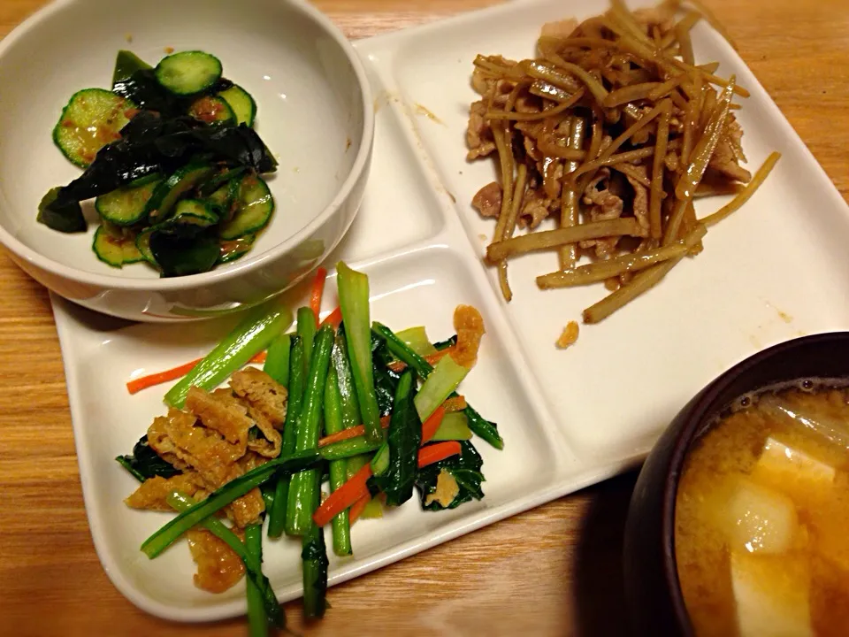 牛蒡の豚肉煮、カブの葉と油揚げ炒め、胡瓜と若芽の酢の物、大根と里芋と豆腐の味噌汁|izumiさん