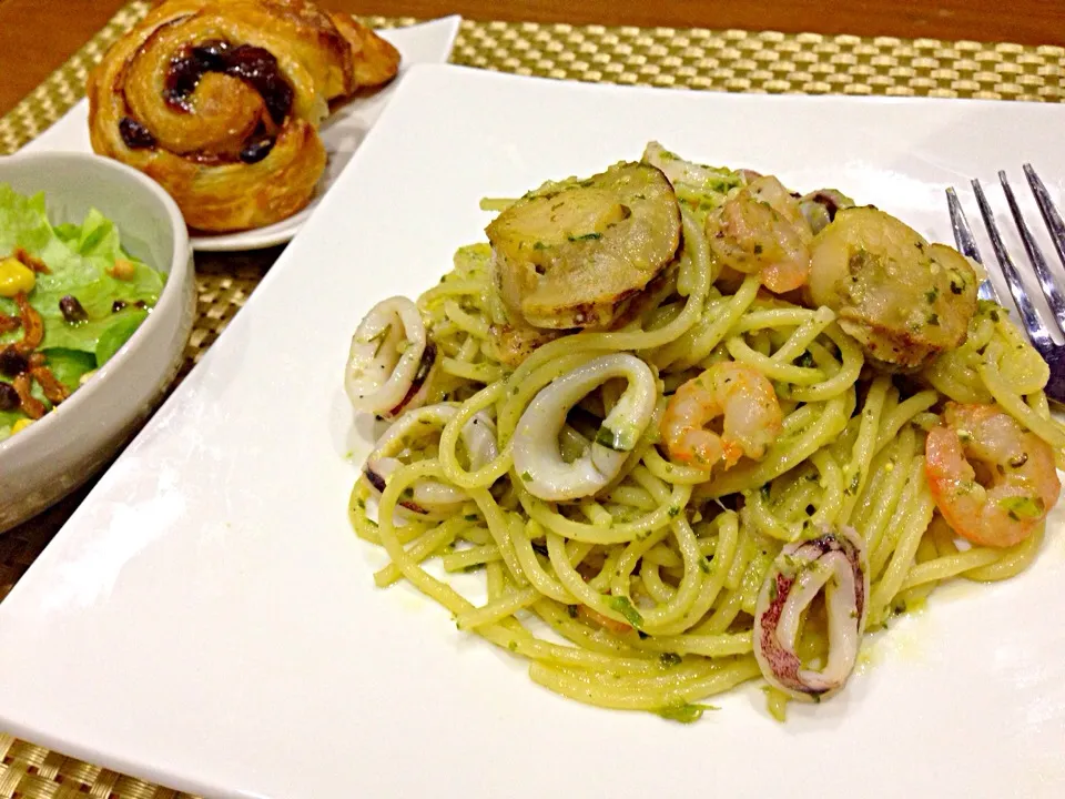 シーフードジェノベーゼパスタが今日の晩ご飯だぁ〜い💕|みほままこさん