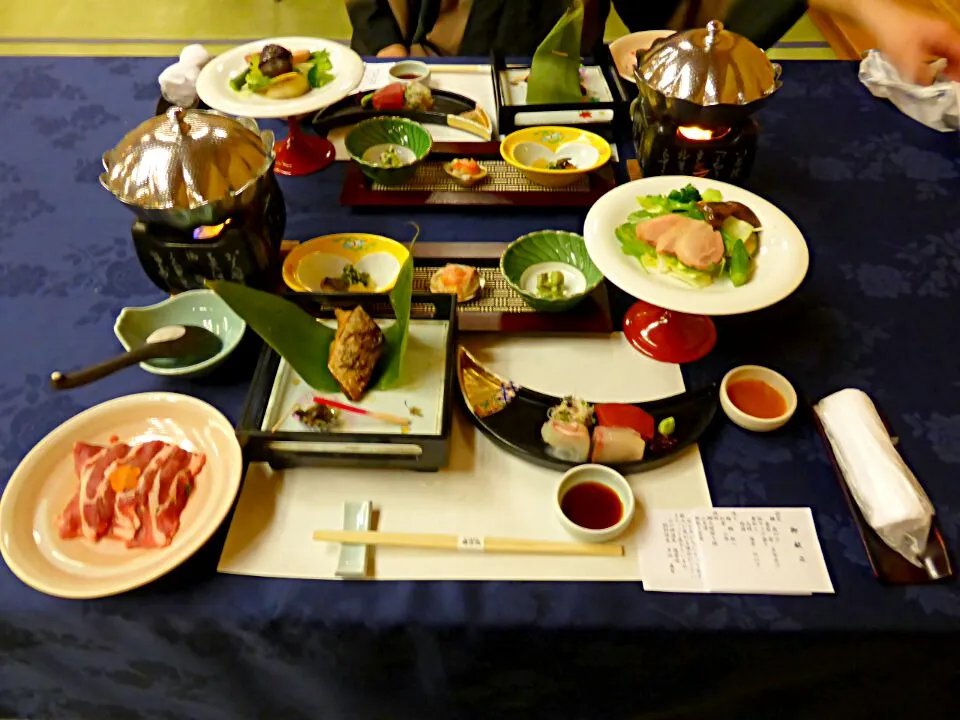 花巻・山の神温泉『優香苑』の夕食。
いちいち美味しい料理ですが、温泉上がりの身としてはビールから入る基本を忘れずに、ついつい焼酎に突入です。
僕の入湯シーンはお見苦しいので割愛しますが、かなりお肌がツヤツヤ&ツルツルした山の神温泉です♪
(*´ω｀*)|東京ライオンズさん