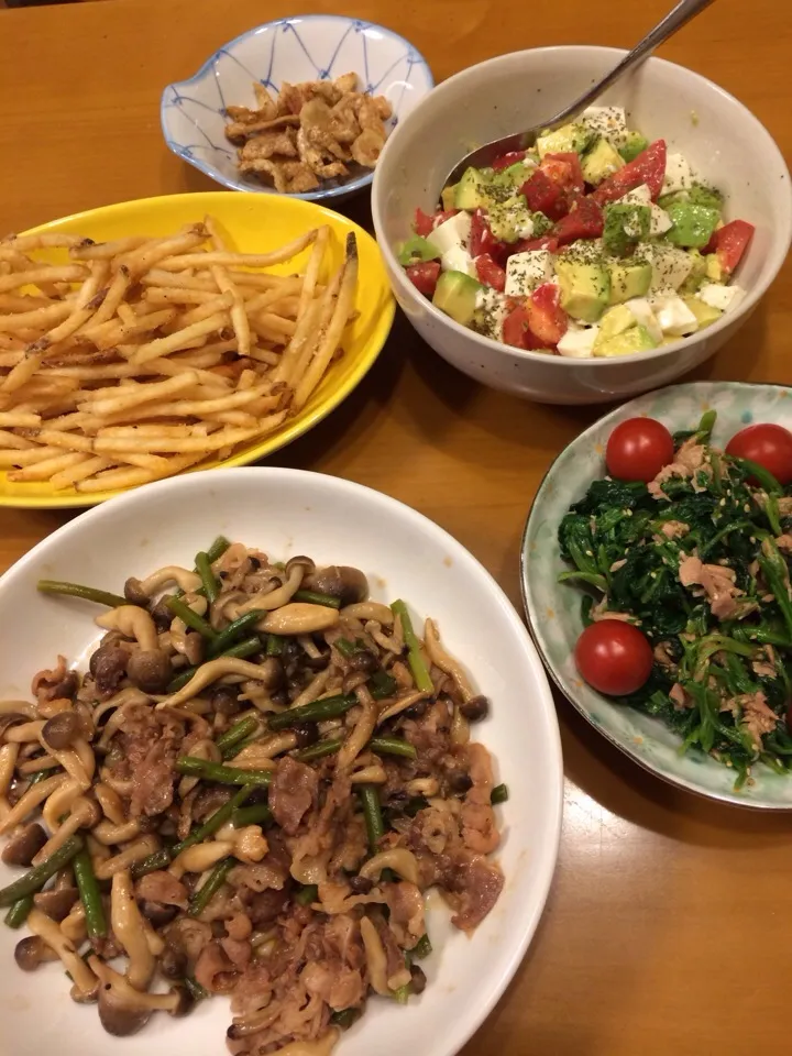 牛肉とニンニクの芽＆しめじの焼肉炒め・ほうれん草のツナ和え・アボガドサラダ・ポテトフライ|えみさん