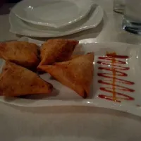 vegetable samosas with a sweet n' spicy chutney - saffron bistro|Brittany Robinsonさん