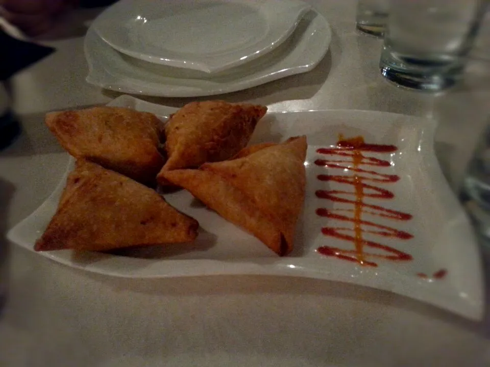 vegetable samosas with a sweet n' spicy chutney - saffron bistro|Brittany Robinsonさん