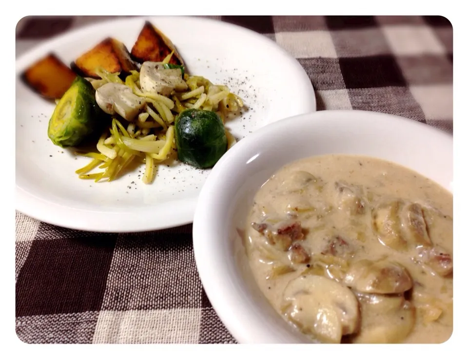 マッシュルームと鶏のミルク煮。生クリームを使わずに牛乳と少量の小麦粉だけで。奥は芽キャベツとブラウン・マッシュルーム、それに秋田のひろっこ(アサツキの一種でネギのような味わいがある)を敷いて。|小川真一さん