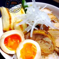 Snapdishの料理写真:リリたんこぶさんの料理♥️炊飯器で作ったじゅわトロチャーシューどーん💥（丼）|まいこさん