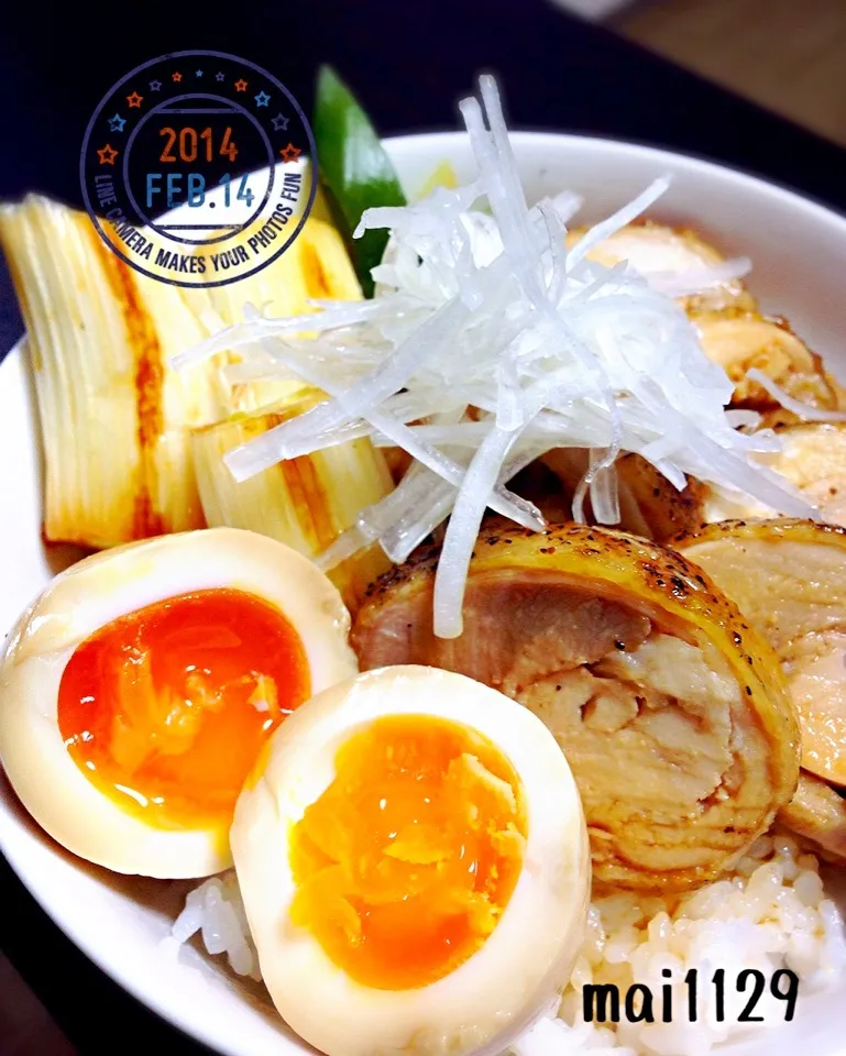 リリたんこぶさんの料理♥️炊飯器で作ったじゅわトロチャーシューどーん💥（丼）|まいこさん