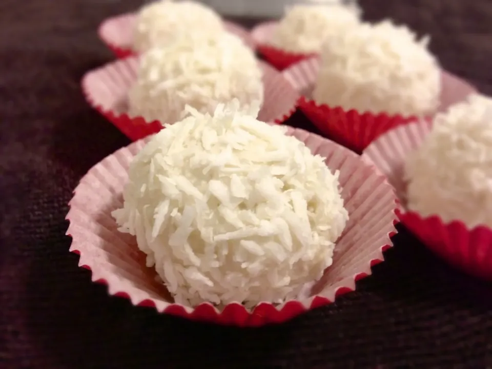 Snapdishの料理写真:Brazilian coconut truffle|michelle hiramotoさん