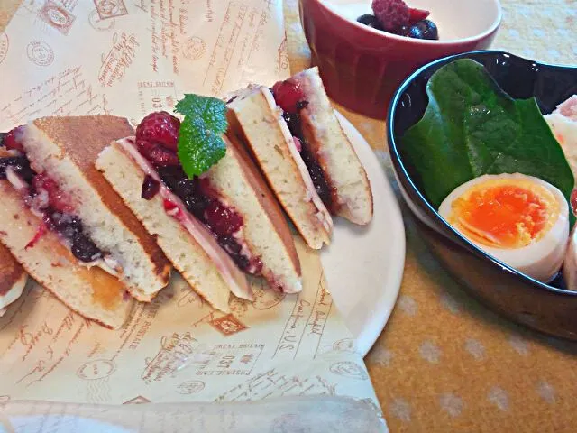 土曜の朝ご飯はパンケーキサンド。|毎朝5時ラーさん