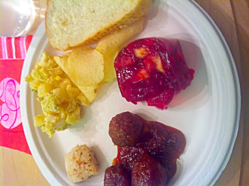 meatballs, potato salad, bread, chips, fruit jello|Whitney Kinnisonさん