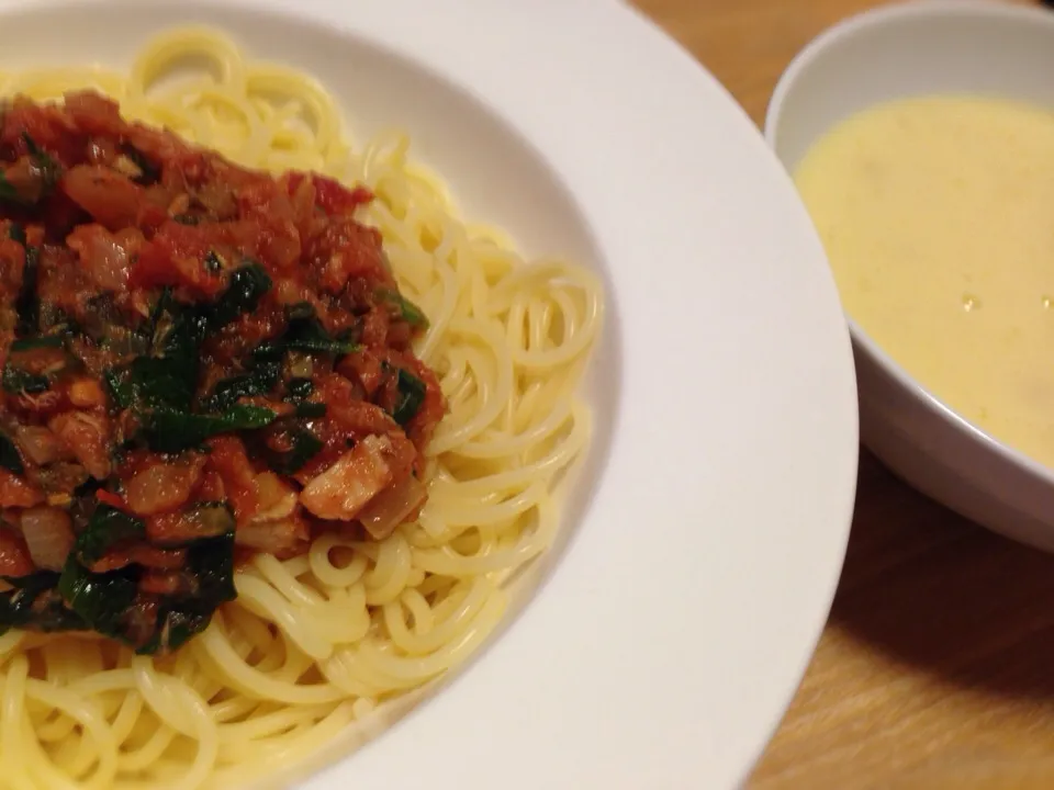 セロリとツナのトマトソースパスタ、コーンスープ|izumiさん