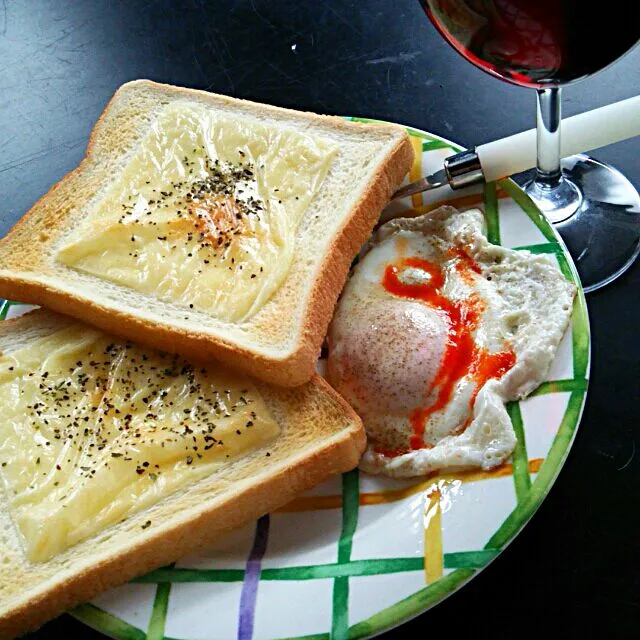 チーズトーストと目玉焼きと赤ワイン|Norihiko Hyagu Kikuchiさん