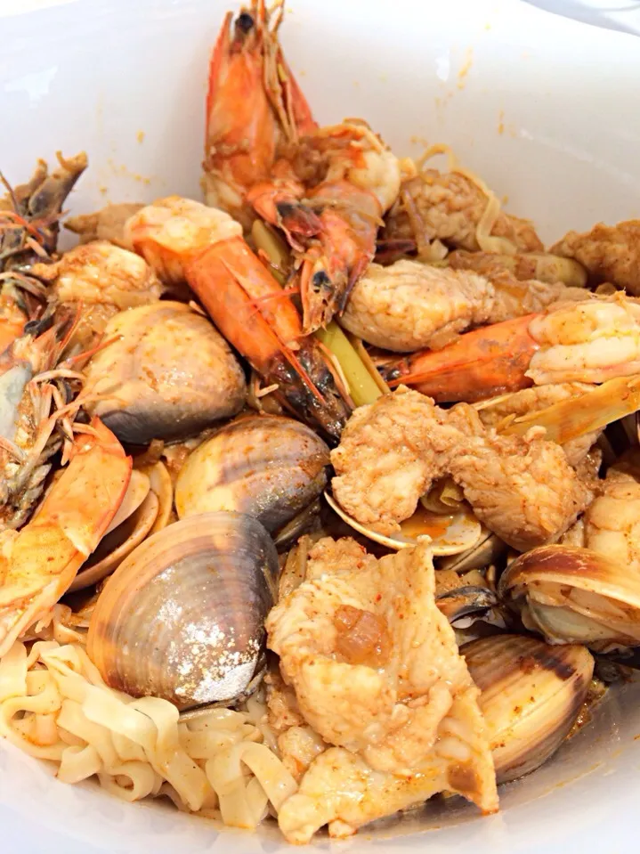 Seafood in Tom yam sauce and noodles|Ong Sor Fernさん