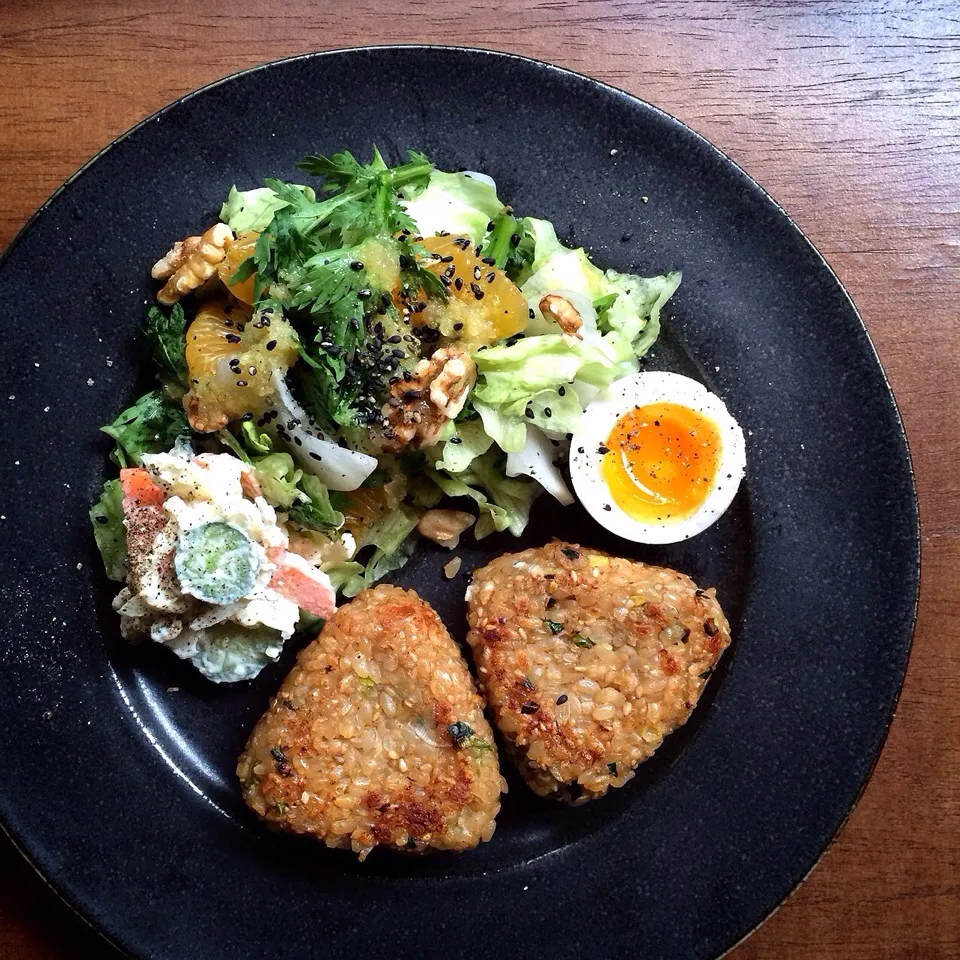 Grilled rice ball, Salad of garland chrysanthemum and orange, potato salad, boiled egg  焼きおにぎりプレート|AYANOさん