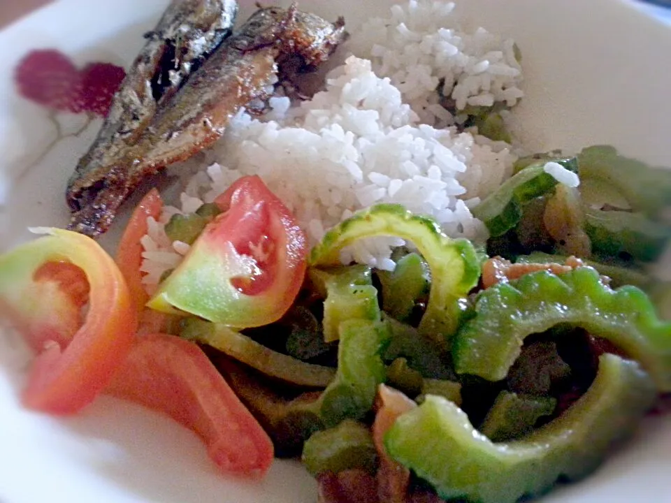 lunch: fried fish and sauteed ampalaya with tomato side dish...|Aileen Segovia Lacoさん