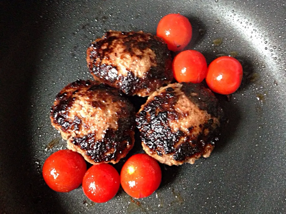 Snapdishの料理写真:Hamburg and Tomatoes|Adrian Rocheさん