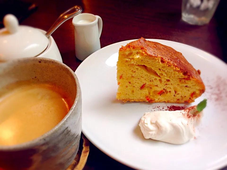 レトロビルのカフェのニンジンケーキとオーガニックカフェ。|えすとさん