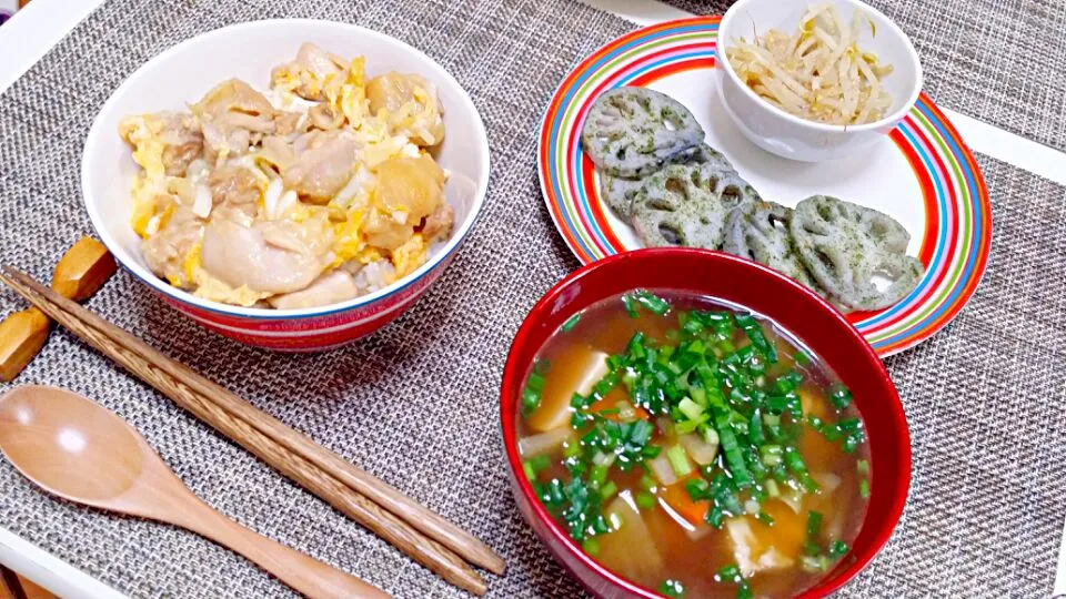 Snapdishの料理写真:今日の夕食 親子丼、けんちん汁、れんこんの磯辺焼き、もやしのごまあえ|pinknari🐰🌈さん