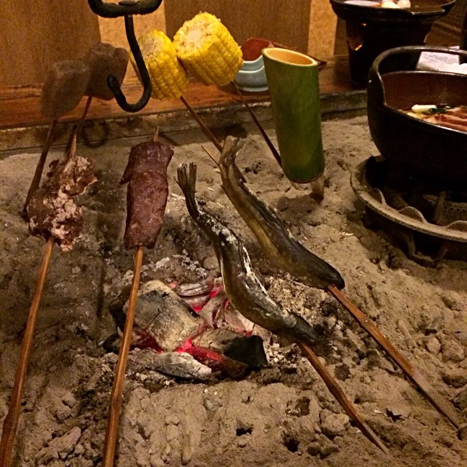 ２日目は岩魚、牛、こんにゃく、とうもろこしを囲炉裏で焼きつつ、鴨鍋をつつく(^O^)|ままぞうさん